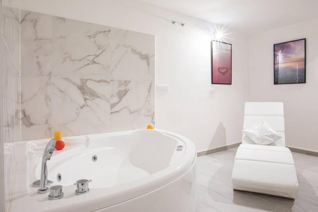 Unforgettable Split Level Jacuzzi Suite Navona - Top Collection Рим Экстерьер фото